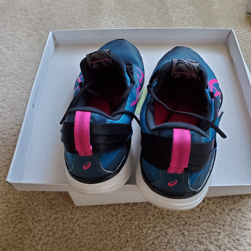 ASICS size 7.5 - Picture 2 of 4